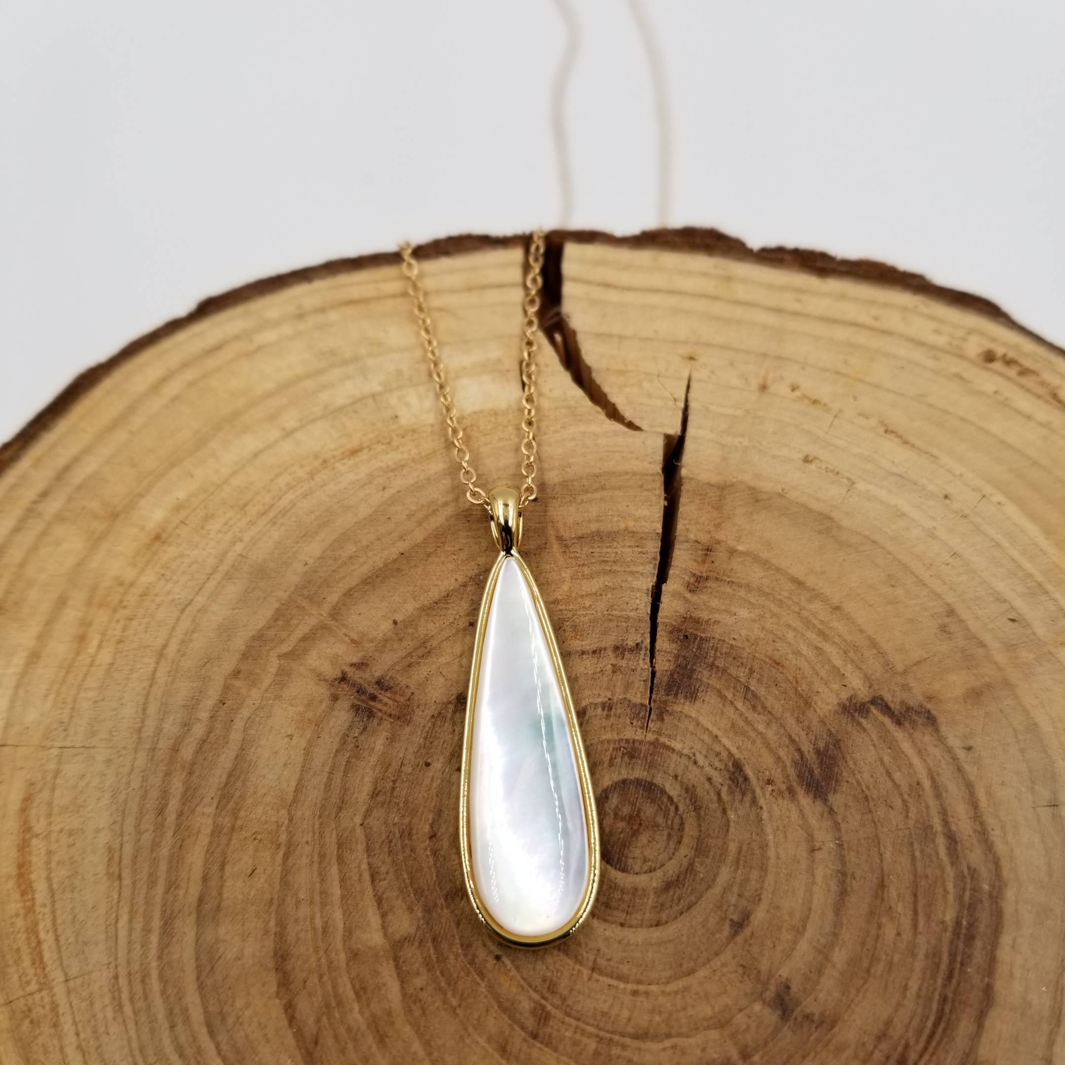 Natural Shell Drop Necklace: White